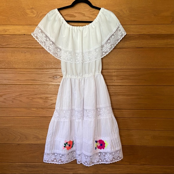 Vintage handmade white off shoulder lace trim embroidered hem dress - Picture 9 of 9